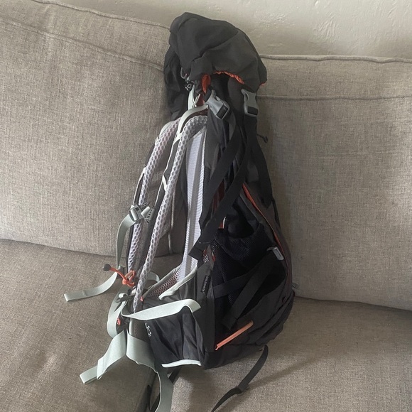 Osprey Charcoal and Tangerine women’s Backpack NWOT - Picture 3 of 6